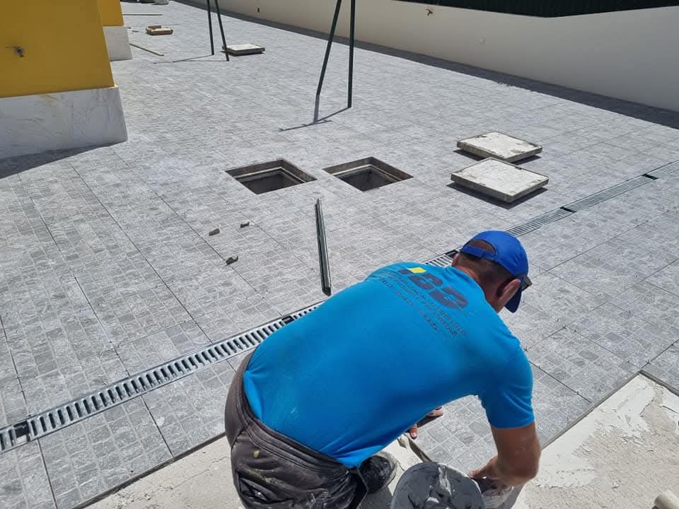Terraço exterior com pavimento cerâmico aplicado