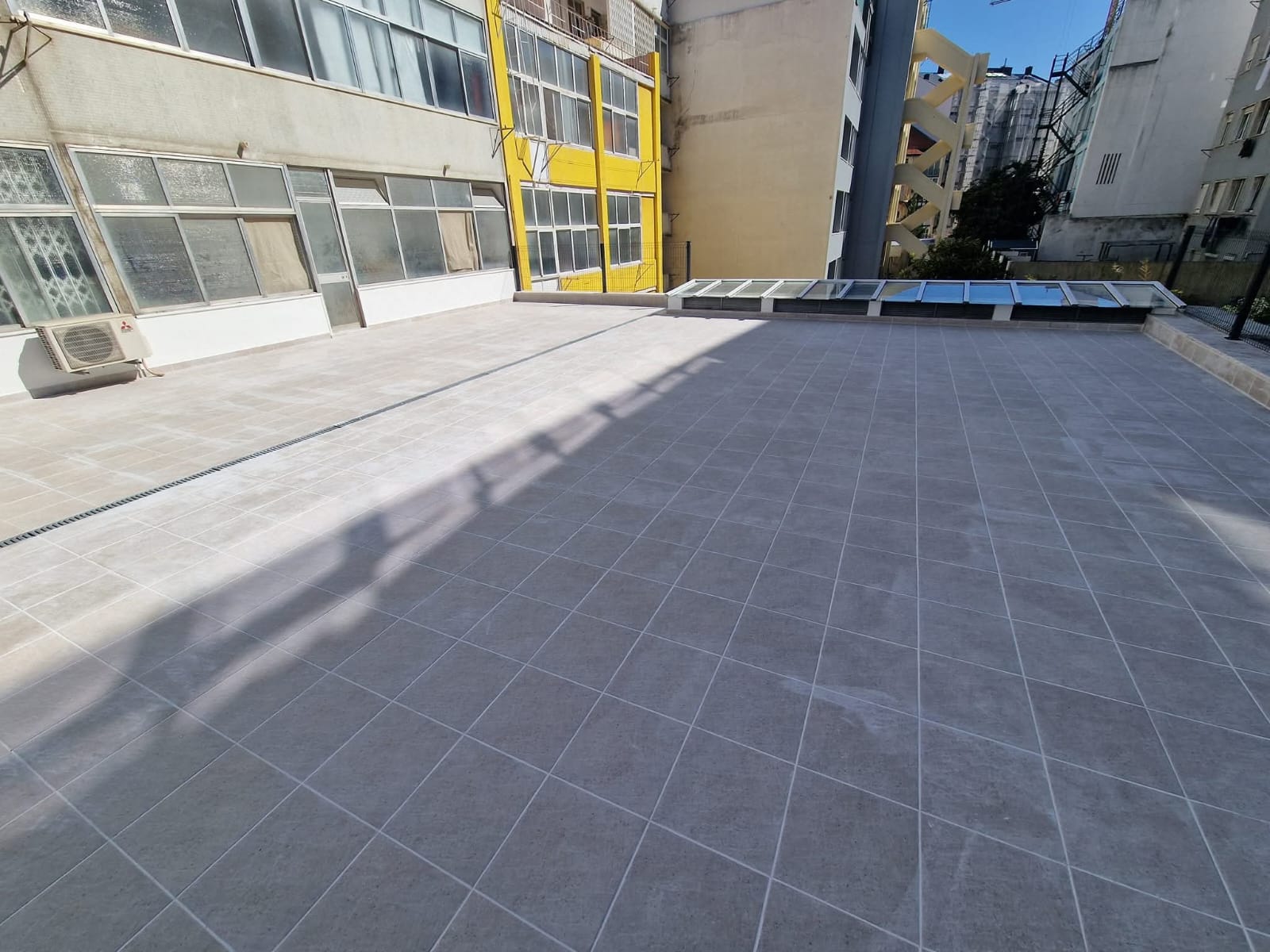Pavimento cerâmico em padrão preto e branco