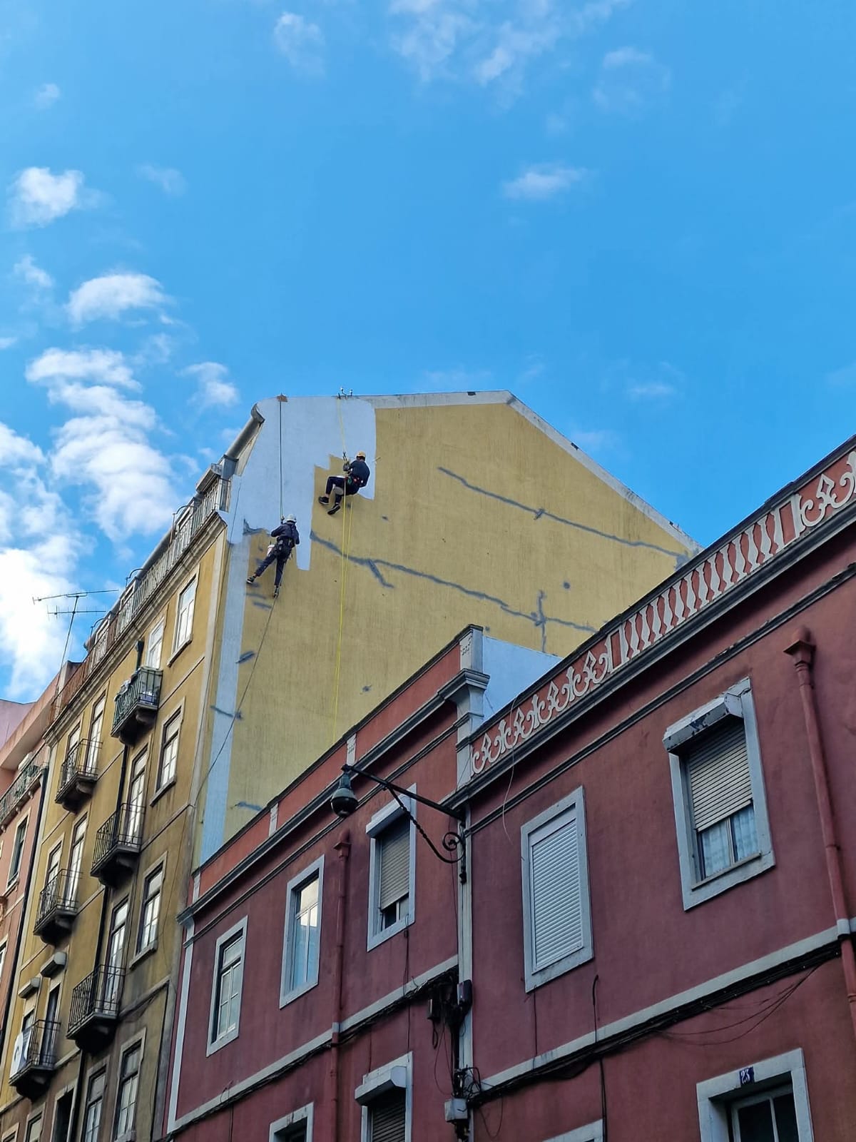 Pintura e reparação de fachada em prédio urbano