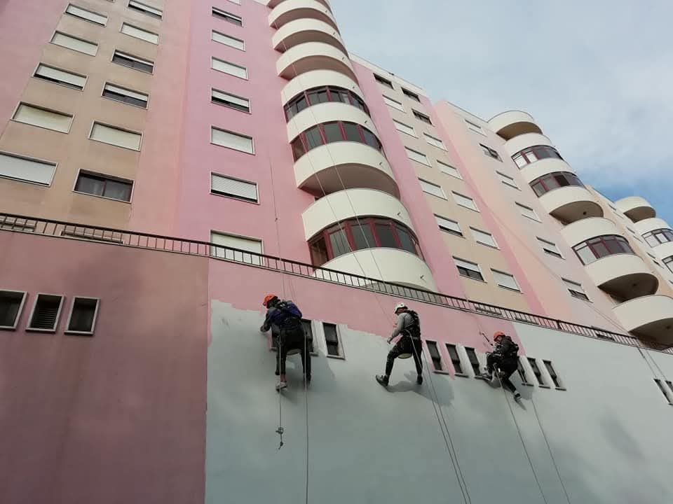 Intervenção de reparação em fachada de edifício residencial