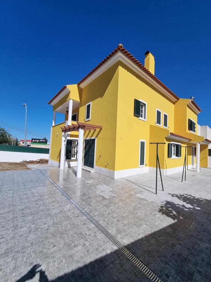 Moradia pintada em amarelo após renovação exterior