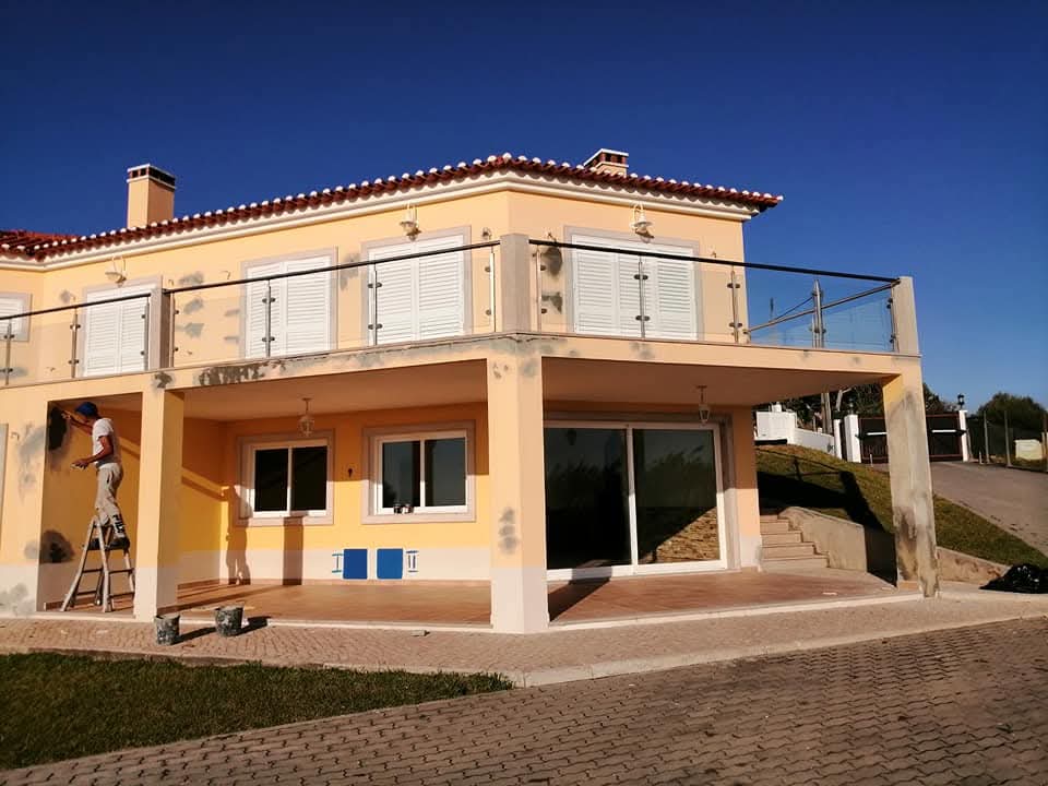 Moradia em fase intermédia de reparação e pintura da fachada