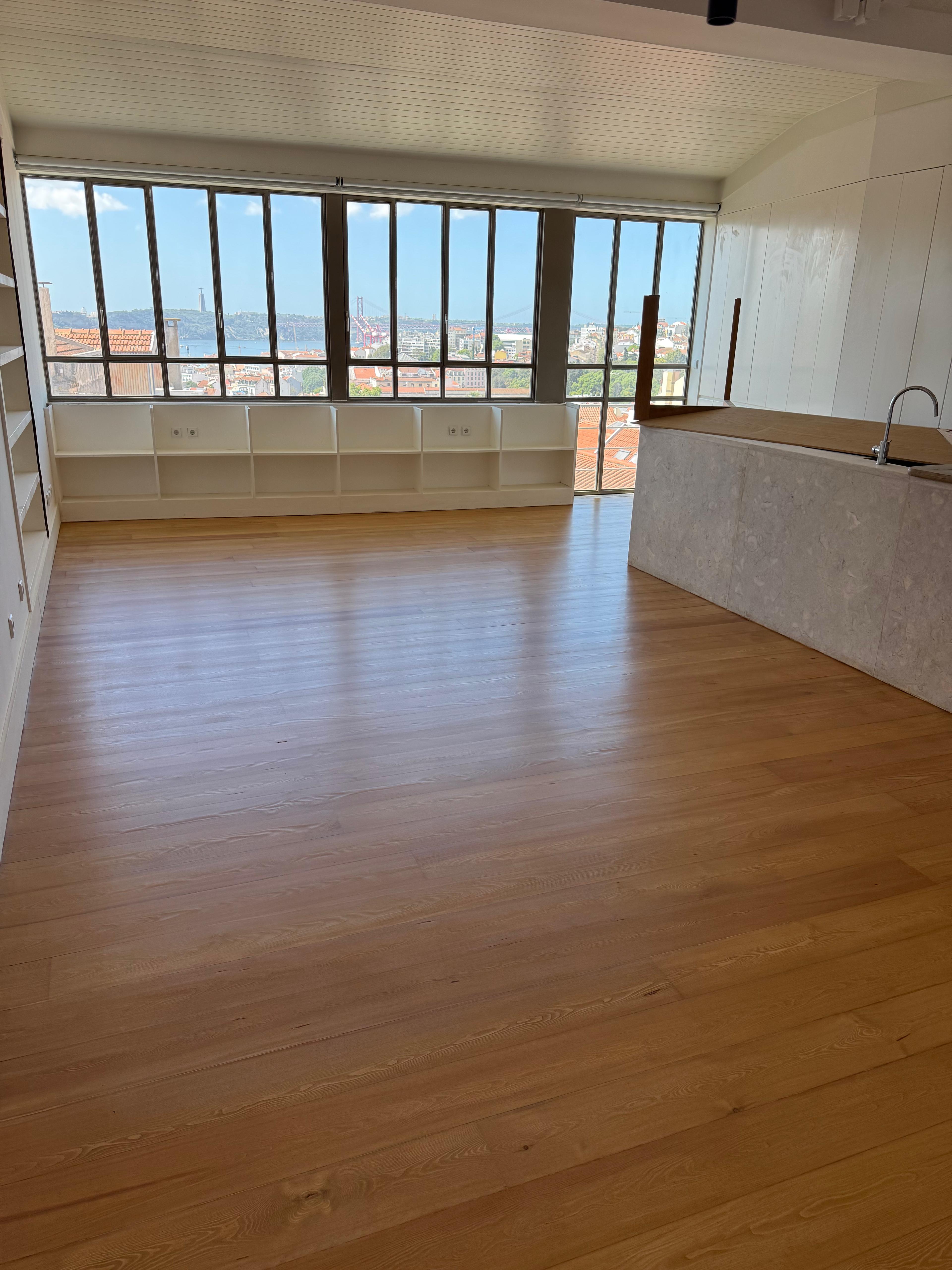 Espaço interior com pavimento restaurado em madeira