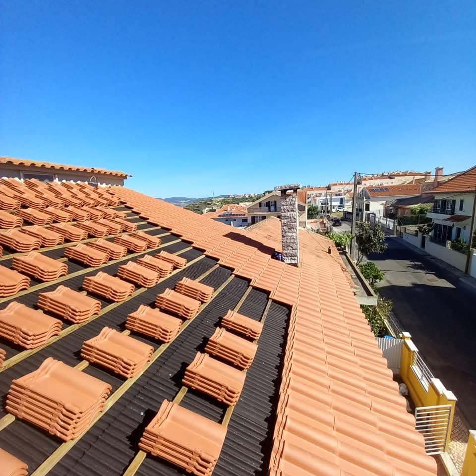 Cobertura em telha durante obra de reparação e isolamento