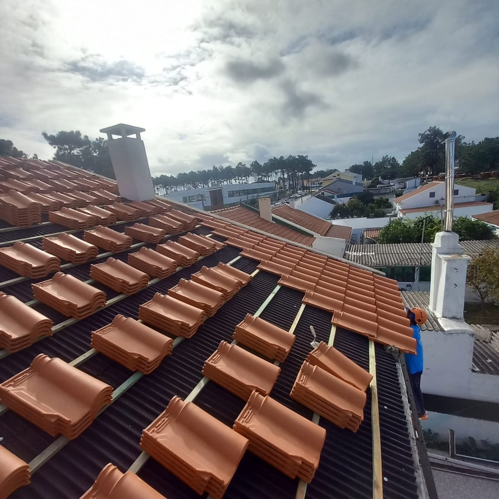 Cobertura em processo de isolamento com telhas prontas para aplicação