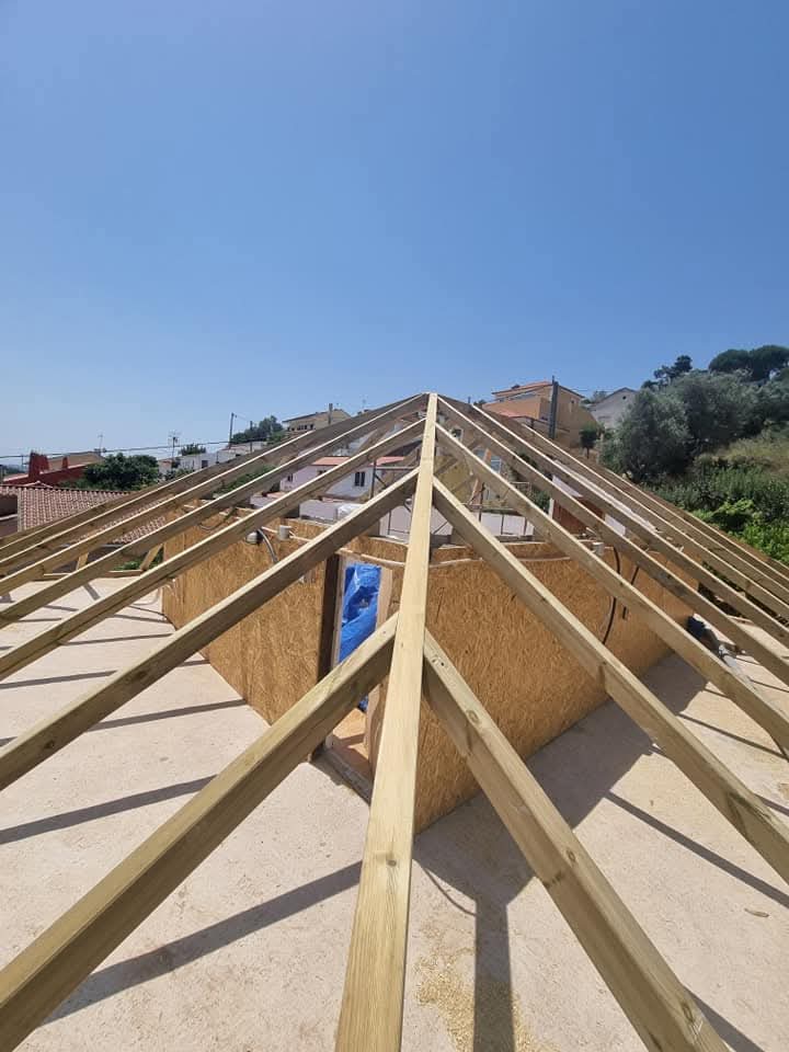 Estrutura de madeira de telhado em fase de montagem