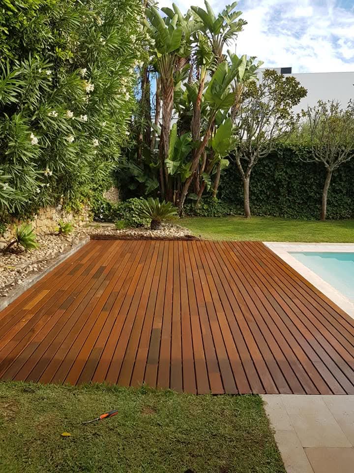 Terraço renovado com acabamento em deck escuro