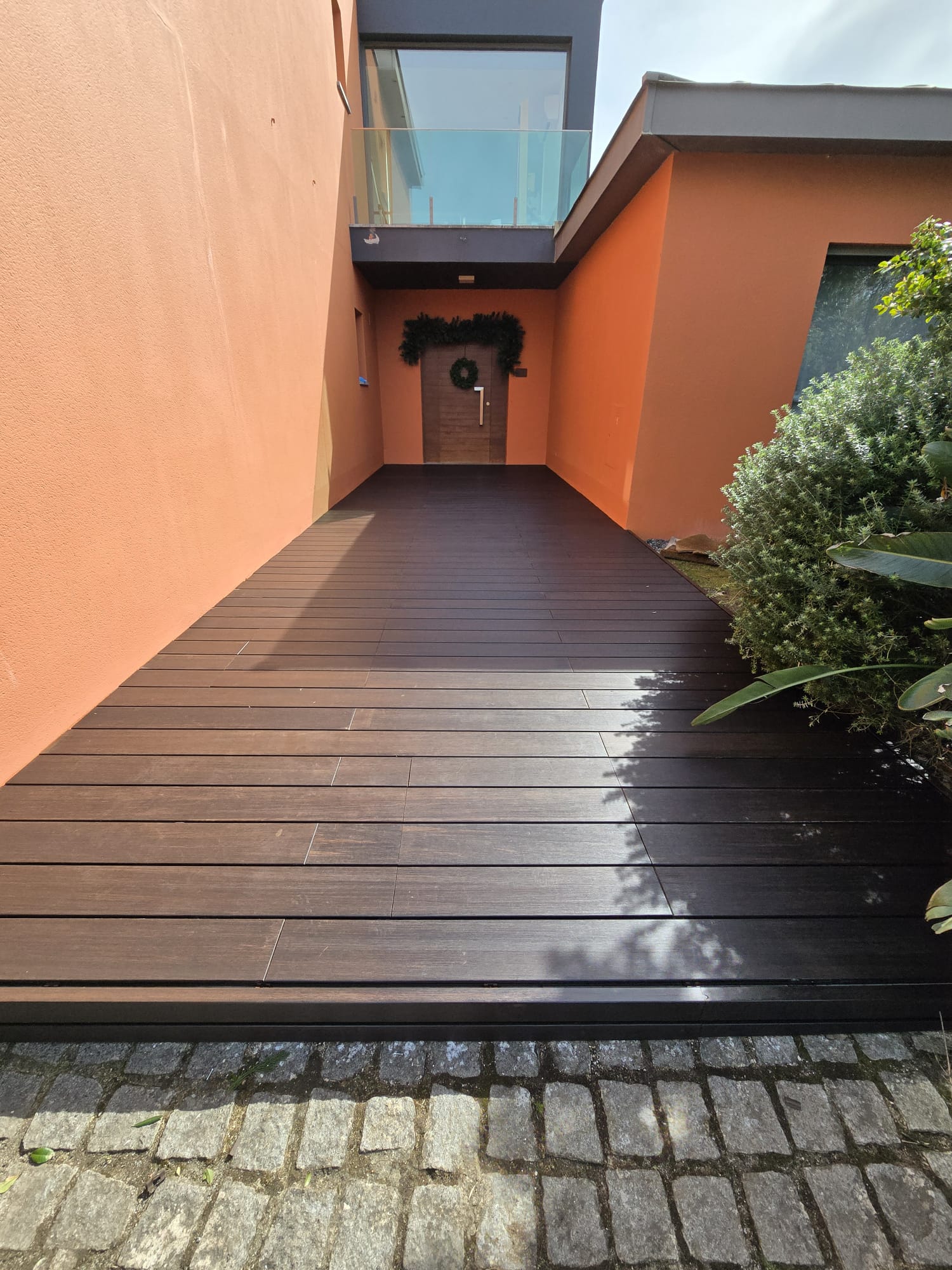 Terraço exterior em deck junto a zona ajardinada
